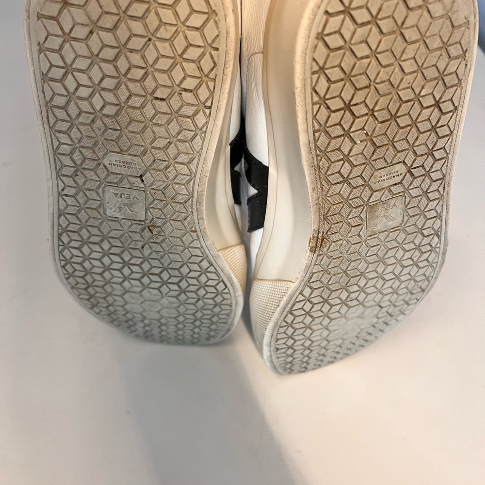 Veja Retro Low-Top Sneakers in White and Black size 7 - Picture 5 of 10